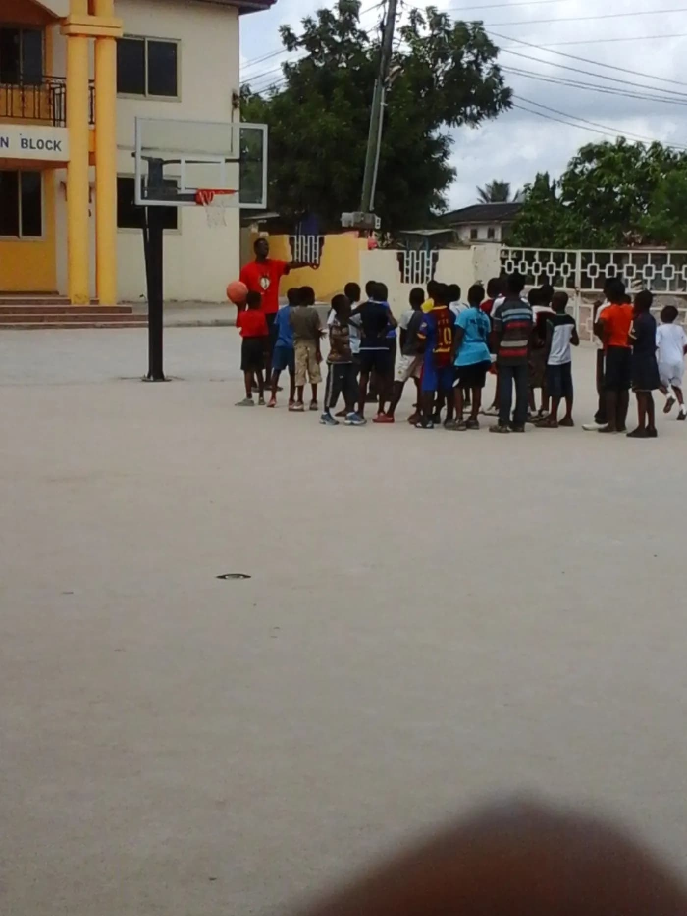 The yard before the session starts · Accra, 5 April 2014