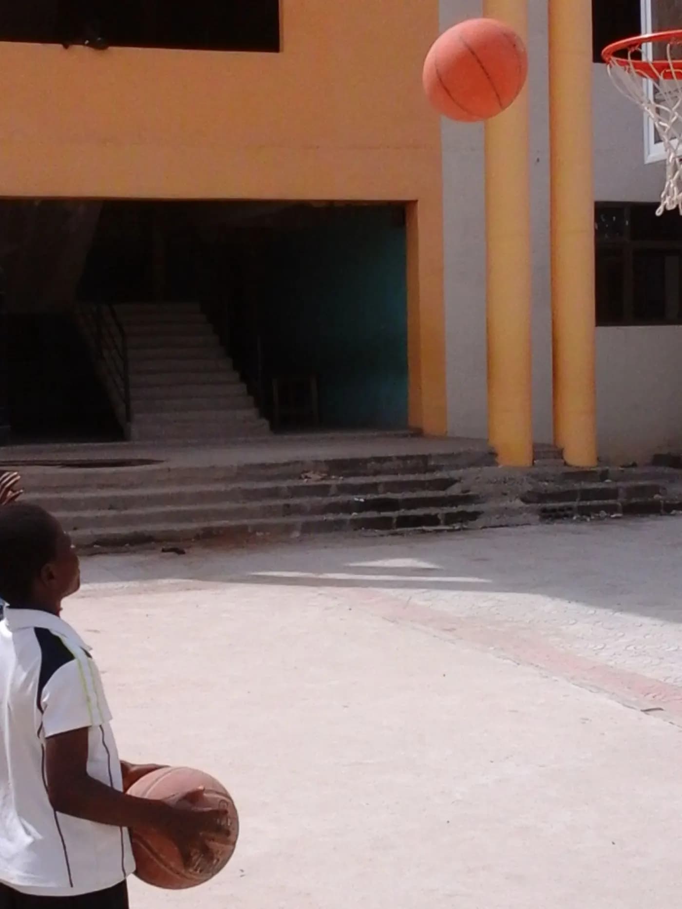 Carrying the ball back · Accra, 5 April 2014
