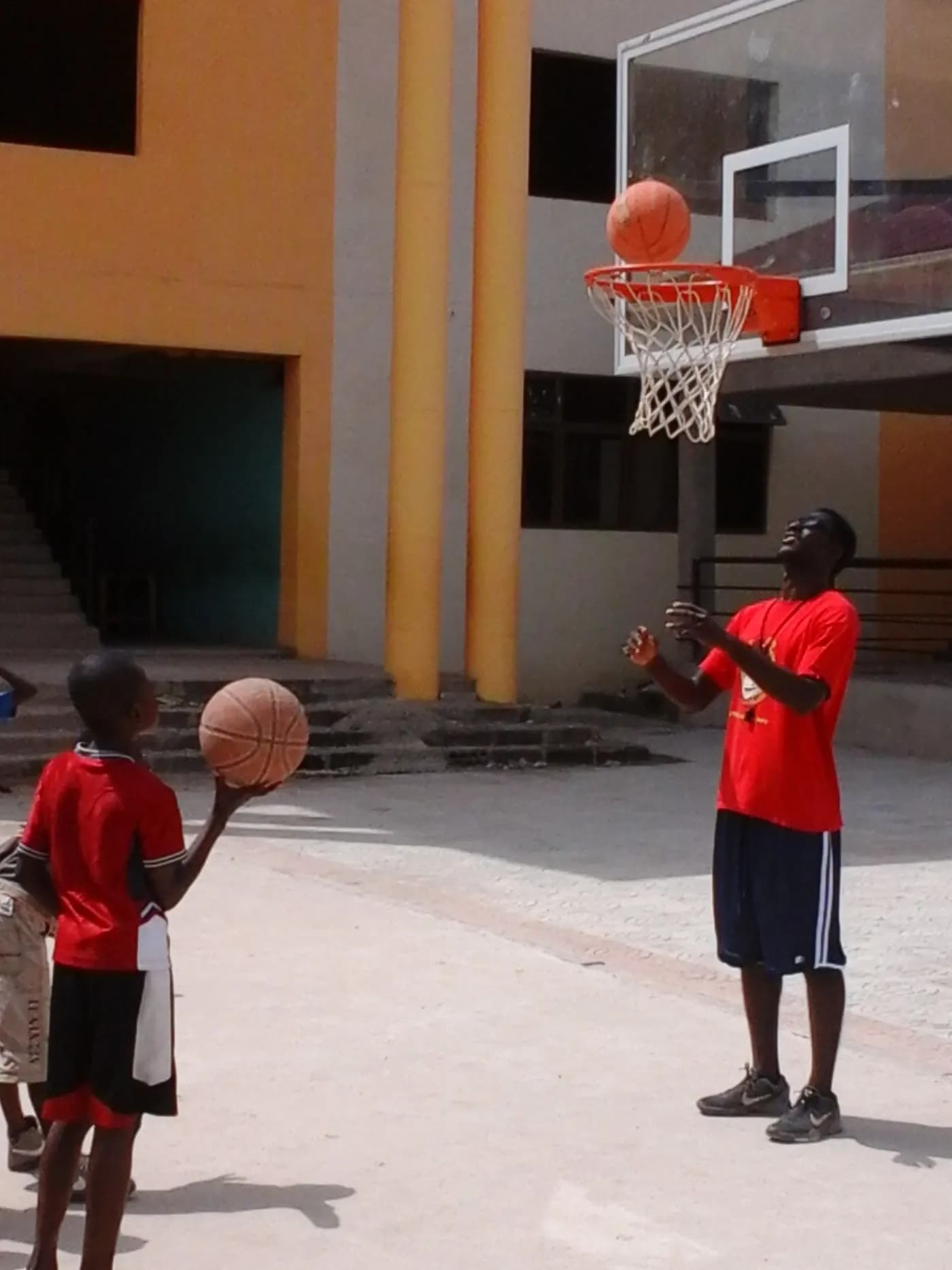 A coach hands the ball over · Accra, 5 April 2014