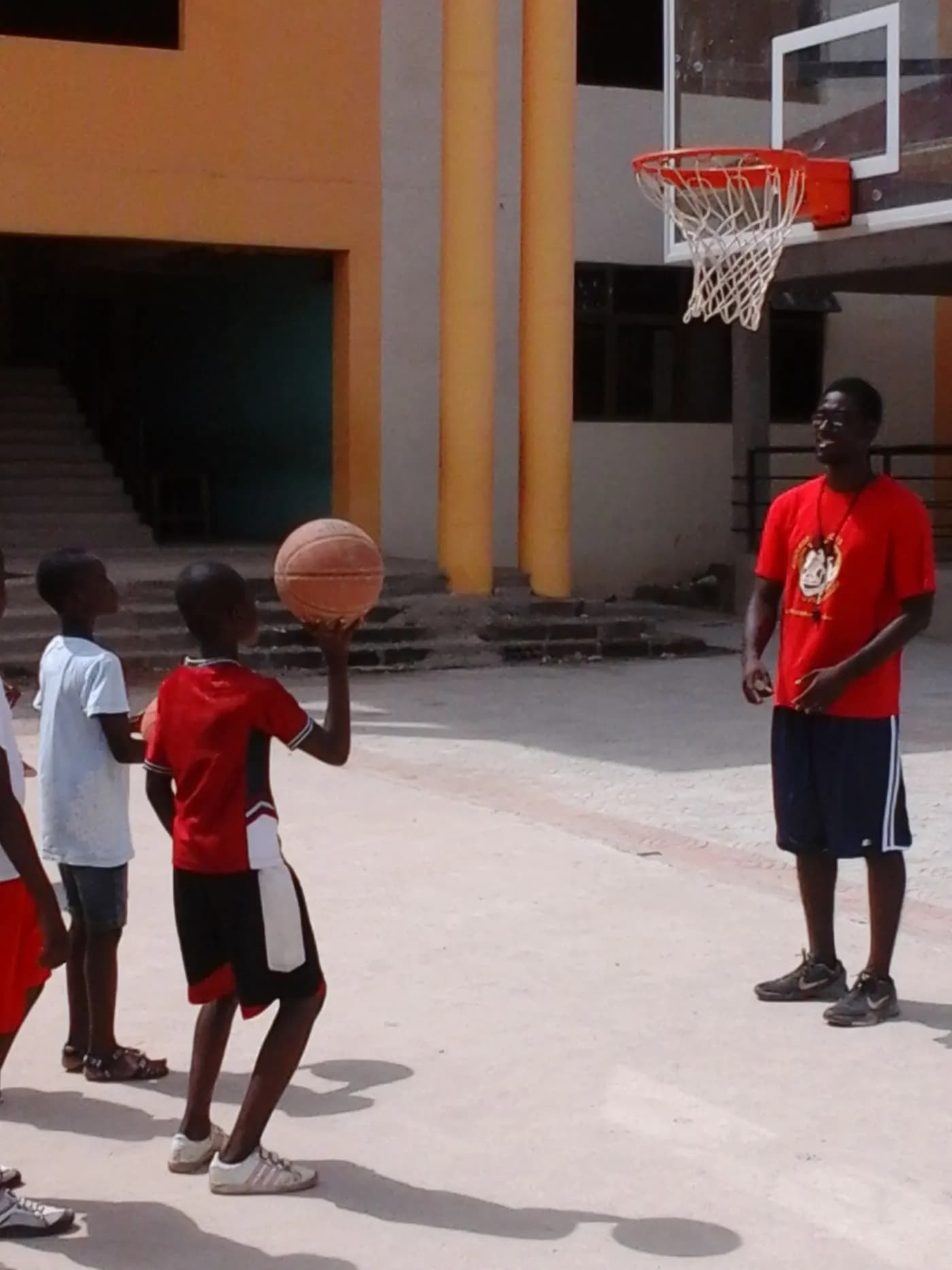 Taking a turn under the hoop · Accra, 5 April 2014