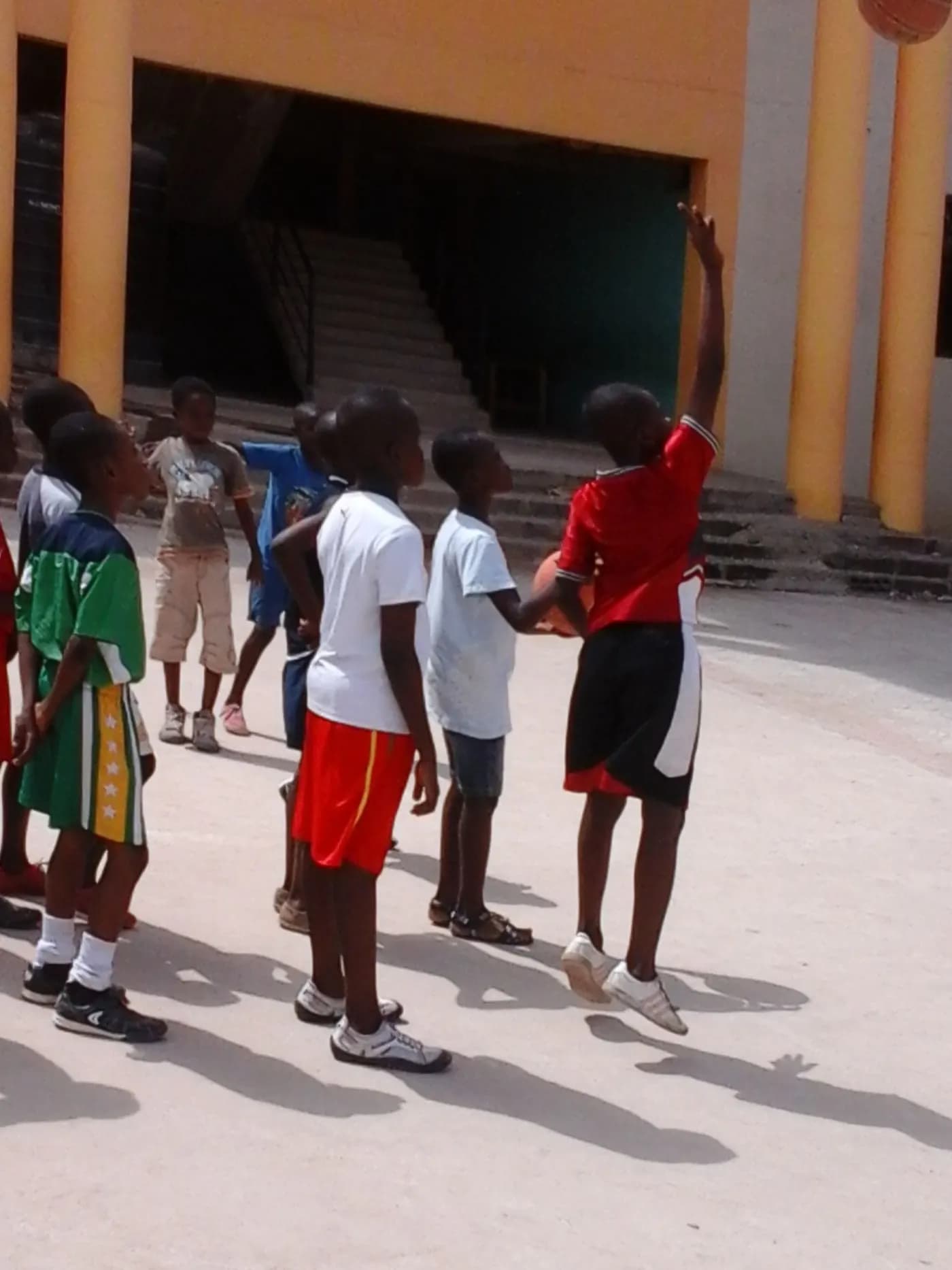 Waiting in line for the next go · Accra, 5 April 2014