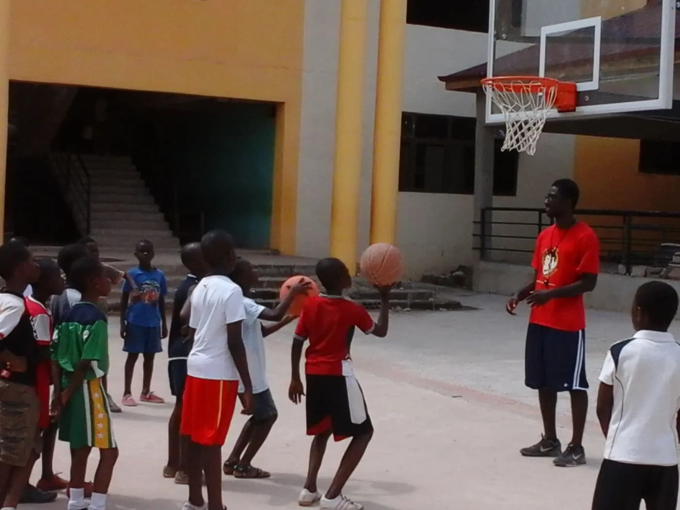 The court fills up · Accra, 5 April 2014
