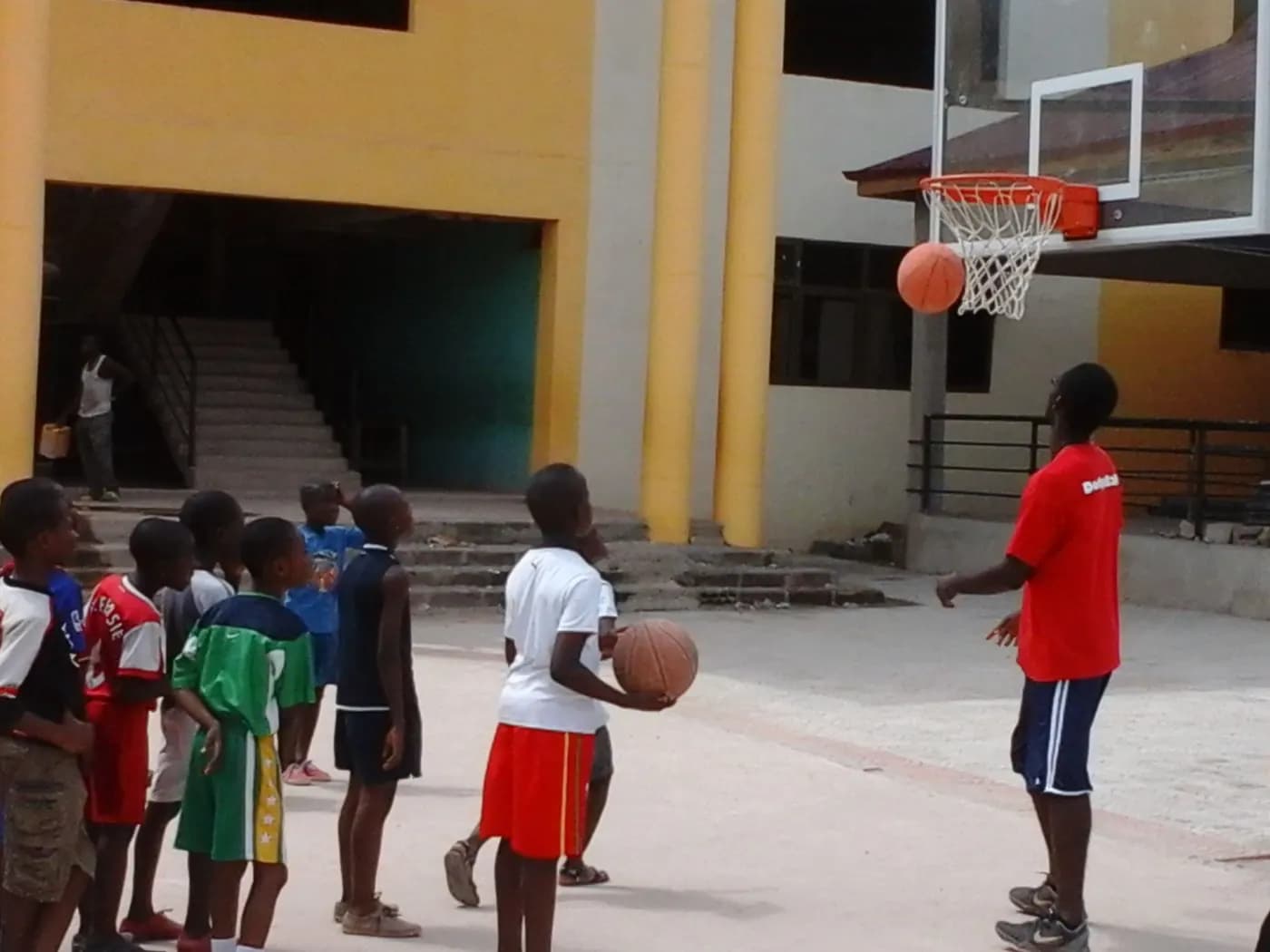 Watching the ball go up · Accra, 5 April 2014