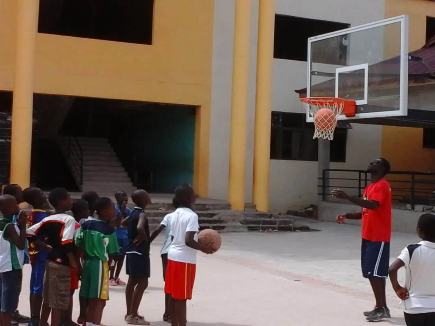 A morning session in the schoolyard · Accra, 5 April 2014