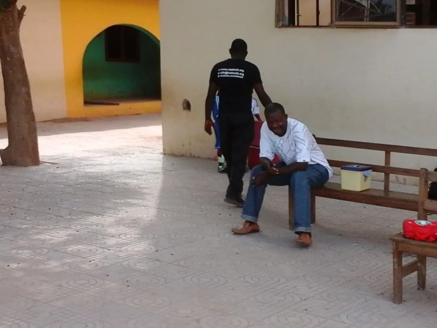 Sitting it out in the shade · Accra, 5 April 2014