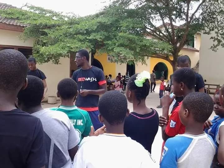 Talking to the group before the session begins · Accra