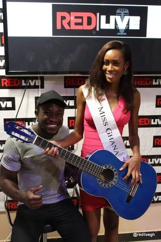 A guest joins the guitarist on stage · Accra