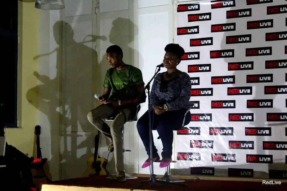 Two voices and a guitar · Accra